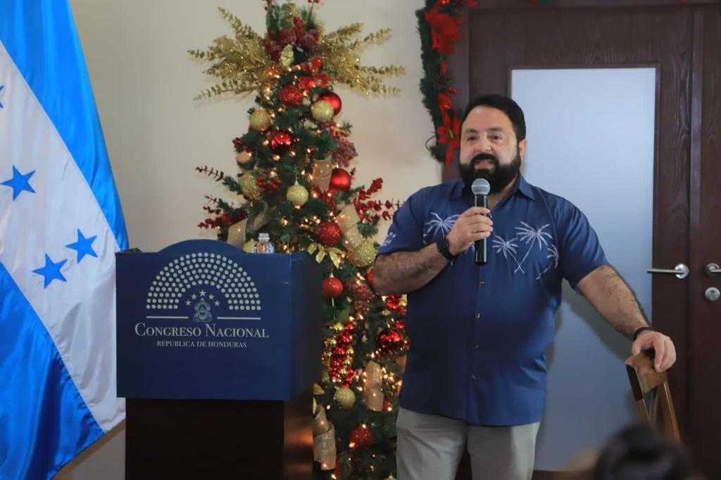 Presidente Redondo celebró la Navidad con el gremio de periodistas que cubren el Congreso Nacional
